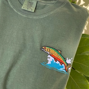 Camiseta Comfort Colors con bordado de trucha marrón - Camiseta de pescador del noroeste del Pacífico
