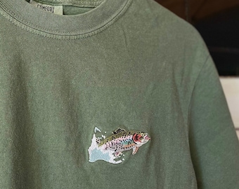 Broderad regnbågsforellskjorta i komfortfärger, regnbågsforellskjortor, skjortor för fiskeentusiaster, skjortor för fiskälskare