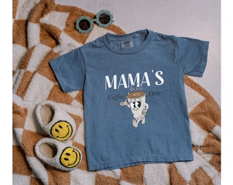 Retro Coffee Mama - Chemise Coffee Date pour jeunes, t-shirt graphique rétro, chemises aux couleurs estivales confortables pour enfants, chemises assorties pour maman et mini-café