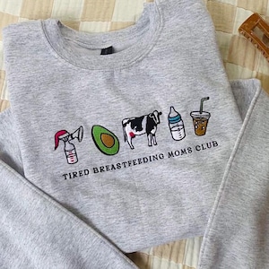 Sudadera con bordado de iconos de mamá lactante: Tired Moms Club Gildan Crewneck