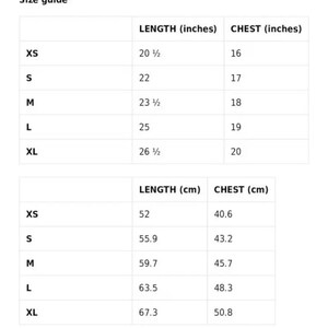 K&ouml;nnte beinhalten: Eine Gr&ouml;&szlig;entabelle mit Bekleidungsmessungen. Die Tabelle zeigt L&auml;ngen- und Brustma&szlig;e in Zoll und Zentimetern f&uuml;r die Gr&ouml;&szlig;en XS bis XL. XS-L&auml;nge ist 20,5 Zoll (52 cm), Brustumfang ist 16 Zoll (40,6 cm).