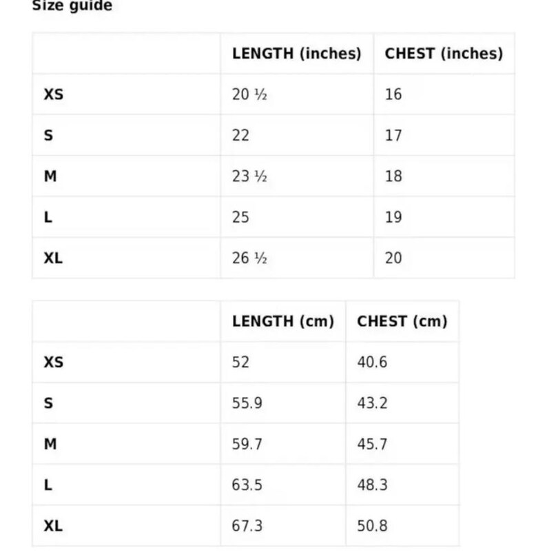 K&ouml;nnte beinhalten: Eine Gr&ouml;&szlig;entabelle mit Bekleidungsmessungen. Die Tabelle zeigt L&auml;ngen- und Brustma&szlig;e in Zoll und Zentimetern f&uuml;r die Gr&ouml;&szlig;en XS bis XL. XS-L&auml;nge ist 20,5 Zoll (52 cm), Brustumfang ist 16 Zoll (40,6 cm).