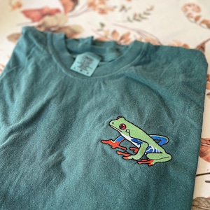 FROG Embroidered COMFORT COLORS Shirt, Red Eyed Tree Frog Shirt, Frog T Shirt, Embroidered Tree Frog Crewneck, Aesthetic Tropical T Shirts