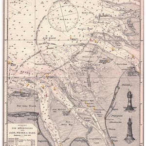 Puede incluir: Un mapa náutico antiguo titulado SEEKARTE que muestra los estuarios de los ríos Jade, Weser y Elba. El mapa presenta una rosa de los vientos, sondeos de profundidad, bancos de arena y dos ilustraciones detalladas de faros a la derecha.
