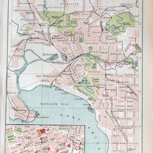 Peut inclure: Carte ancienne de Melbourne, Australie, avec des plans de rues détaillés, des parcs et la rivière Yarra. La carte comprend un encart plus petit du centre-ville et est imprimée en rouge, vert et bleu.