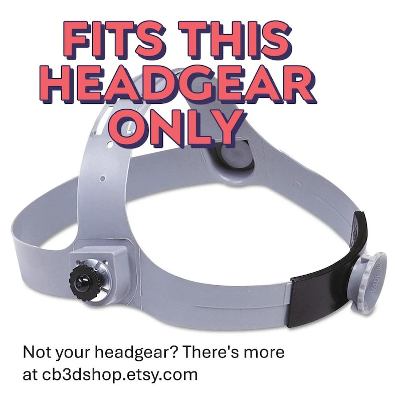Puede incluir: Un casco gris con una perilla de ajuste negra y una correa acolchada negra para la cabeza. El texto "FITS THIS HEADGEAR ONLY" se muestra en rojo y blanco. Tambi&eacute;n es visible el texto "Not your headgear? There's more at cb3dshop.etsy.com".