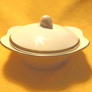 Wedgwood Bone China candy dish / sugar bowl with lid called Wedgwood ”Gold Covered Petal Box” from the Signature Collection, elegant