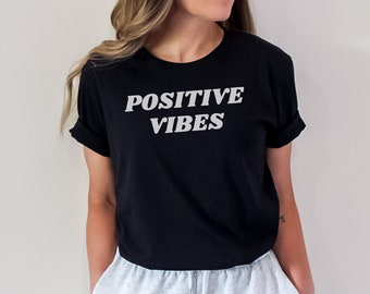 Camiseta con vibras positivas, bonita camiseta gráfica inspiradora, estética de bienestar, regalo motivacional de moda para mujeres y hombres.