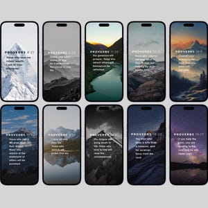 Può includere: Nove sfondi per telefono con diverse scene naturali e citazioni ispiratrici dal libro dei Proverbi. Le citazioni sono in testo bianco su sfondo nero. Le scene includono montagne, un lago e un cielo stellato.