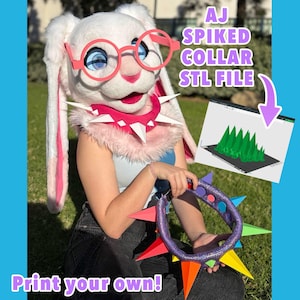 Può includere: Una persona indossa una maschera da coniglio bianca con occhiali rosa e un collare a punte. L'immagine include un modello 3D di un collare a punte e il testo "AJ Spiked Collar STL File" e "Print your own!"
