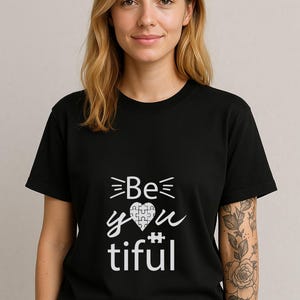 Zwart T-shirtmodel | Vrouwelijk model met bloementattoo | Blond haar | JPEG-indeling