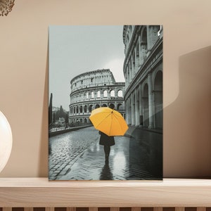 Czarno-biały plakat z żółtym parasolem, efekt rozprysku kolorów - Colosseum Rome Landmark Art - pobieranie cyfrowe