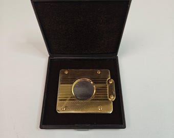 Cortador de puros vintage Donatus Solingen, Alemania Occidental, guillotina, cortador de bolsillo tono dorado con estuche.