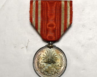 Vintage Japanese Red Cross Medal: Chrysanthemum & Rising Sun Emblem, Meiji-Taisho Era
