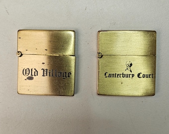 Vintage japanska mässingsbensin tändare set om 2 – Old Village och Canterbury Court – Tobaksreklam från 1970-talet