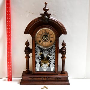 &quot;Antike Gilbert &quot;&quot;Jupiter&quot;&quot; Kaminuhr - 19th Century Parlor Regaluhr mit Löwenköpfen, Glasätzung & Schlüssel - Funktioniert.&quot;