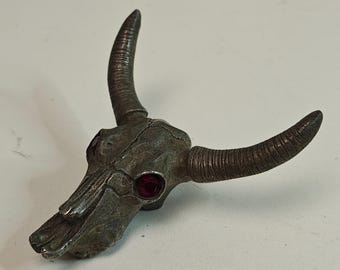 Vintage Spanisch Zinn Longhorn Schädel Brosche Anhänger Rote Augen Western Gothic Schmuck Statement
