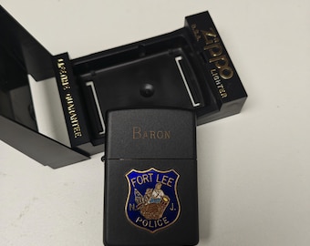 Encendedor Zippo Baron vintage con placa de policía de Fort Lee, Nueva Jersey, negro mate, en caja, color menta
