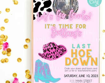 Könnte beinhalten: Eine rosa und weiße Einladung mit einem Kuhmuster, einer Discokugel und einem rosa Cowboyhut. Der Text lautet "Let's Go Girls! It's Time For Brittany's Last Hoe Down. Grab your dukes and boots and join us for a bachelorette party. Saturday, June 10, 2023. 111 Main Street, Nashville, TN. RSVP to Caitlyn 555.555.5555."