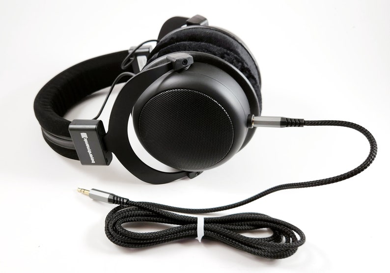 Puede incluir: Auriculares negros de diadema con un cable trenzado negro. Los auriculares tienen una diadema negra con una almohadilla suave y acolchada. El cable est&aacute; conectado a los auriculares con un conector de 3,5 mm chapado en oro.