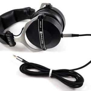 Puede incluir: Auriculares Beyerdynamic DT 220 negros con cable trenzado negro y conector de 3,5 mm chapado en oro.