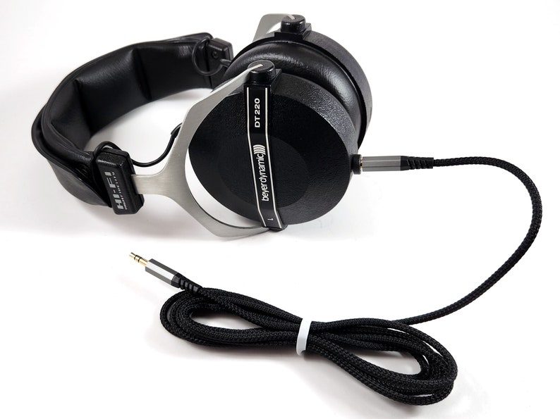 Puede incluir: Auriculares Beyerdynamic DT 220 negros con cable trenzado negro y conector de 3,5 mm chapado en oro.