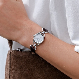 Petite montre d'inspiration vintage avec cadran rond - Bracelet en cuir marron, design minimaliste élégant, cadeau unique pour femme, PAR M DEGREES