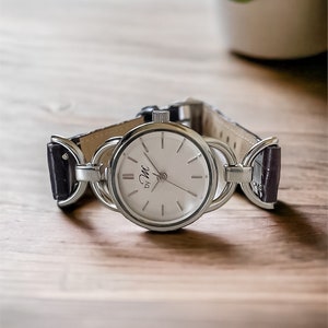 Orologio da donna quadrato in argento di ispirazione vintage - Cinturino in pelle nera, design minimalista, di M DEGREES