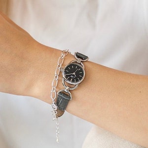 Vintage-Inspired Women&#39;s Round Watch – Black Dial, Gray Leather Strap, Minimalist 80s Design, BY M DEGREES