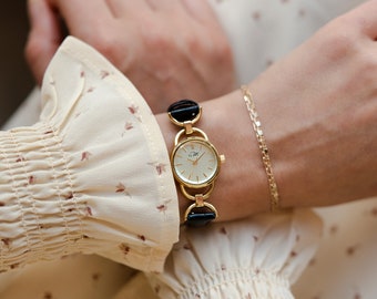 Vintage Style Round Face Gold Watch for Women - Small Face, Leather Strap Wristwatch