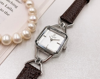Reloj cuadrado vintage para mujer, esfera plateada, correa de piel marrón.