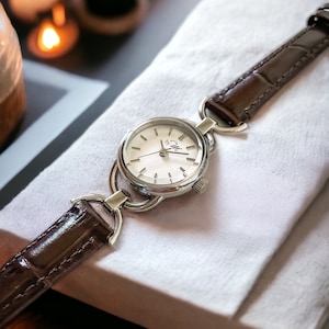 Orologio rotondo da donna di ispirazione vintage - Cassa in argento, cinturino in pelle marrone, orologio minimalista, BYMDEGREES