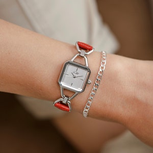 Orologio da donna quadrato in argento di ispirazione vintage - Cinturino in pelle rossa, design minimalista, BYMDEGREES