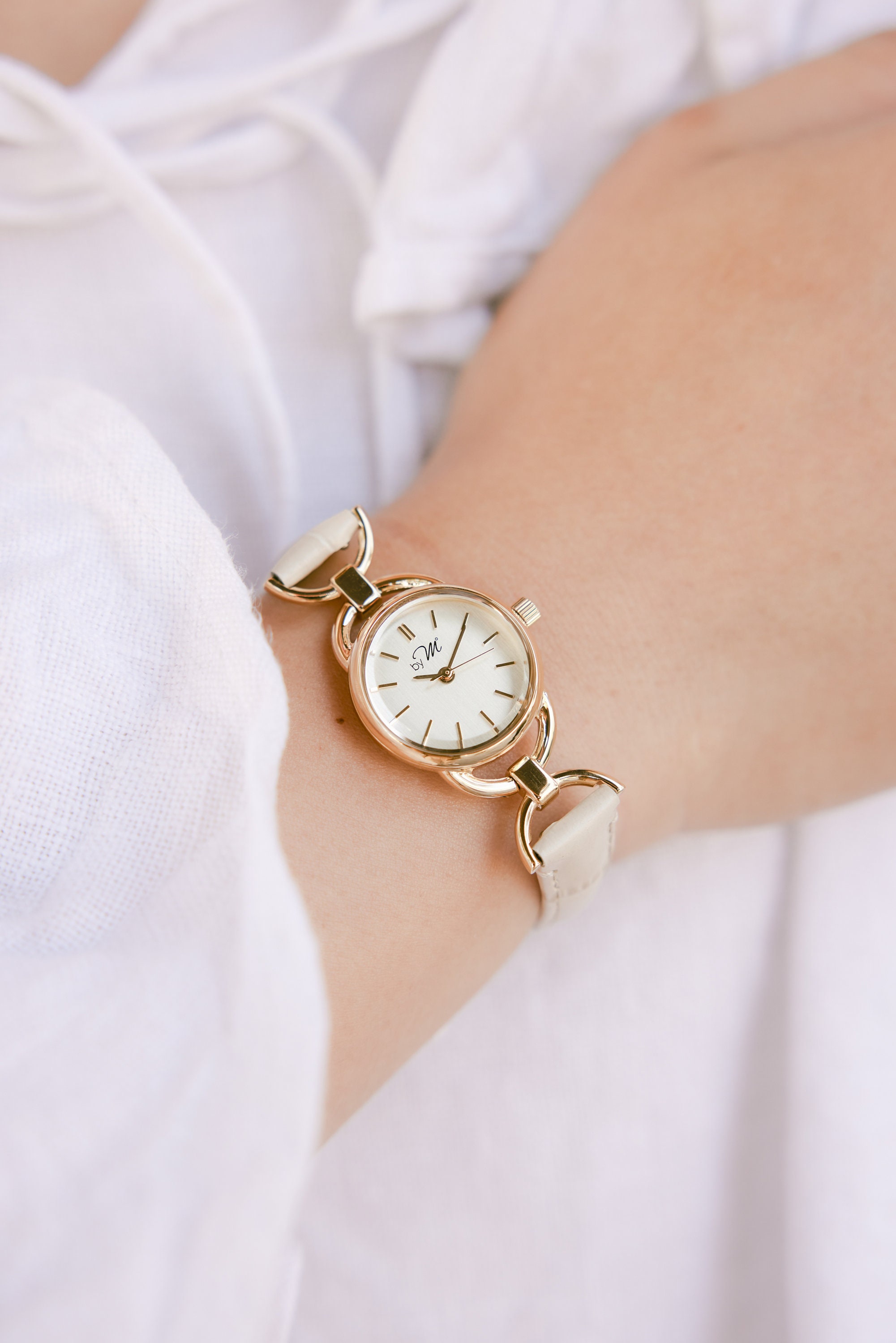 Vintage Style Round Gold Watch for Women – Beige Leather Strap, BY M DEGREES
