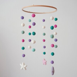 Felt pom pom mobile | Felt ball mobile | Minimalist mobile felt wool ball mobile | Pom pom mobile | Neutral colors baby mobile