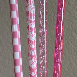 Opaque WEISSE Strohhalme-Pink BOW/Coquette Druck-Glas „Look“ glänzenden Kunststoff-Passen Sie ein FAT Stroh Set an oder wählen Sie eine Farbe aus