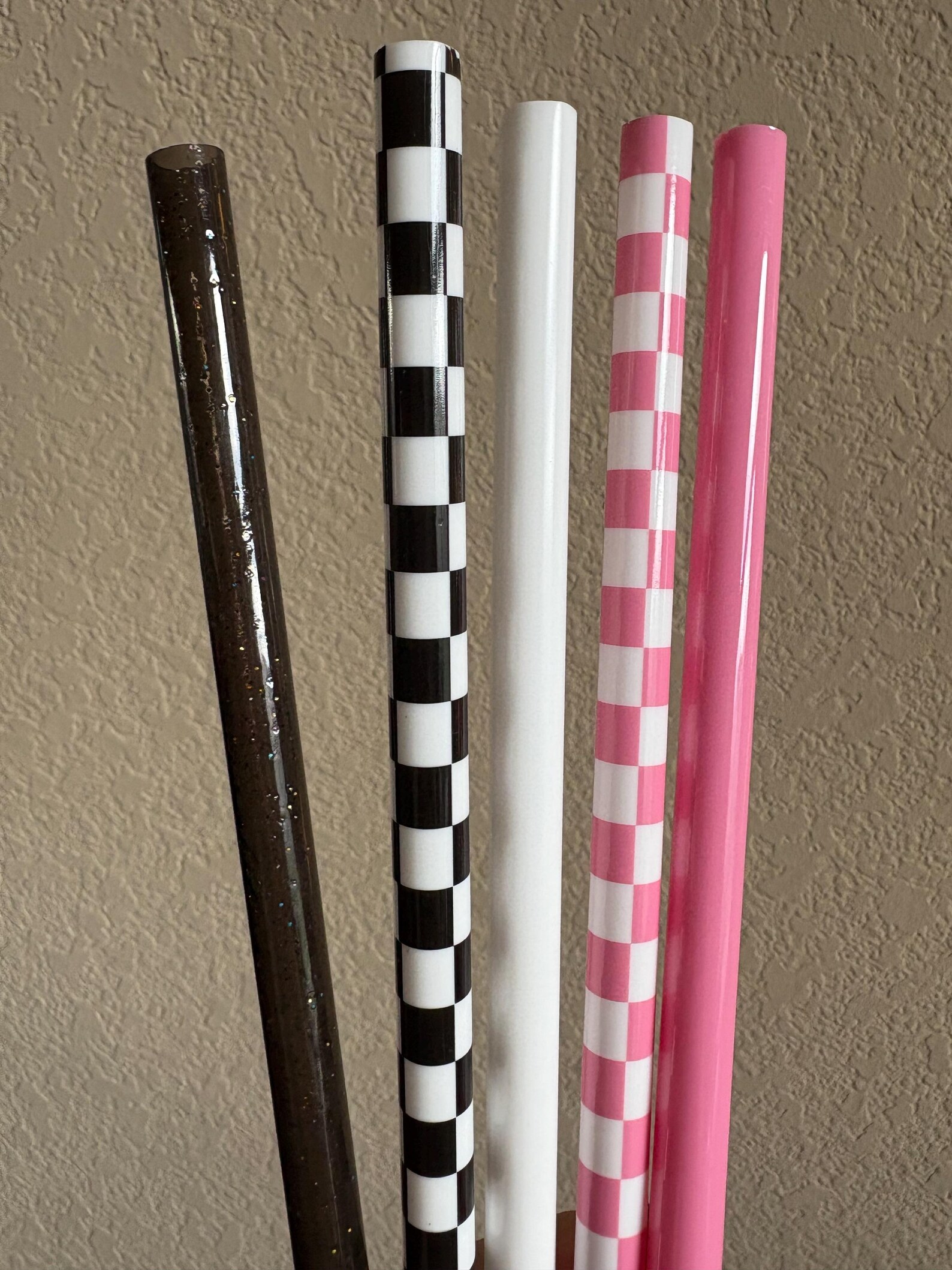 Pink Bow & Checkered Straw: 12