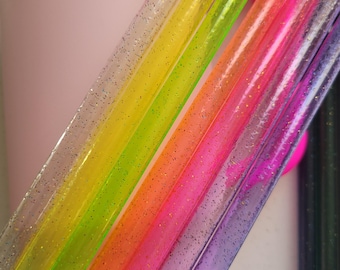 Pajitas brillantes de 12” de plástico reutilizables y coloridas.