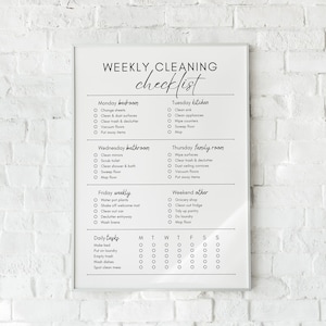 Op de afbeelding: Een zwart-witte afdrukbare checklist voor wekelijkse schoonmaaktaken. De checklist is onderverdeeld in dagelijkse, wekelijkse en weekendtaken, met specifieke klusjes die voor elke dag van de week worden vermeld. De checklist omvat taken voor de slaapkamer, badkamer, keuken, familiekamer en andere gebieden van het huis.