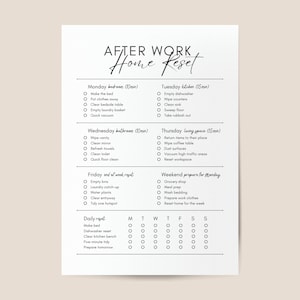 Könnte beinhalten: Eine weiße Papier-Checkliste mit dem Titel AFTER WORK Home Reset in schwarzer Schrift. Sie enthält tägliche Reinigungsaufgaben, die nach Wochentagen geordnet sind, inklusive Kontrollkästchen für jeden Punkt und einen Bereich für wöchentliche Aufgaben.