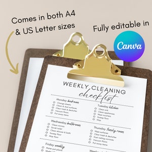 Op de afbeelding: Een afdrukbare wekelijkse schoonmaakchecklist met een bruin clipboard en gouden binderclips. De checklist bevat taken voor maandag, dinsdag, woensdag, donderdag, vrijdag en een wekelijkse sectie. De checklist is volledig bewerkbaar in Canva.