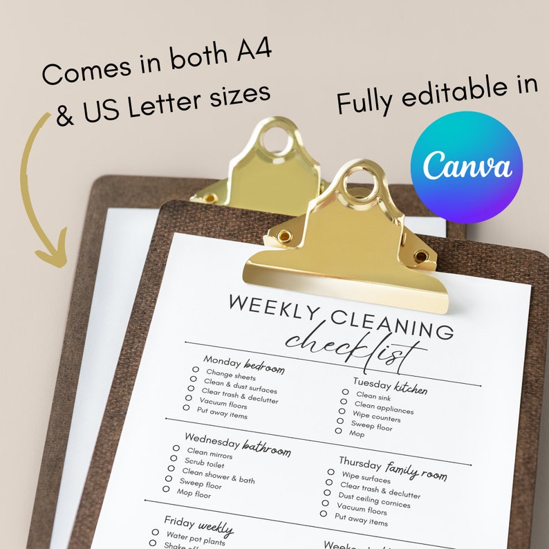 Op de afbeelding: Een afdrukbare wekelijkse schoonmaakchecklist met een bruin clipboard en gouden binderclips. De checklist bevat taken voor maandag, dinsdag, woensdag, donderdag, vrijdag en een wekelijkse sectie. De checklist is volledig bewerkbaar in Canva.