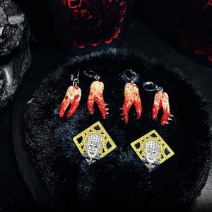 Cenobite Kiss Deluxe Sarg Set Blutzahn Ohrringe mit Pinhead Maske Handmade Goth Resin Art