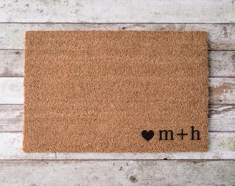 Felpudo de bienvenida personalizado con iniciales de pareja, regalo familiar personalizado con huella de pata y corazón, decoración para el porche delantero