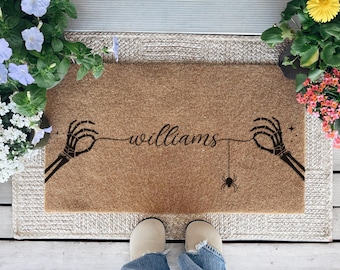 Felpudo personalizado con manos de esqueleto, felpudo de Halloween con apellido personalizado, alfombra de bienvenida espeluznante