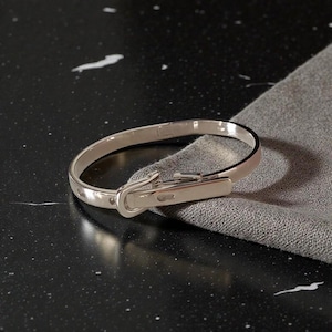 ミニマルなバックルブレスレット、調節可能なバングル、モダンなロックブレスレット、洗練されたシルバーカフ、男女兼用ギフト