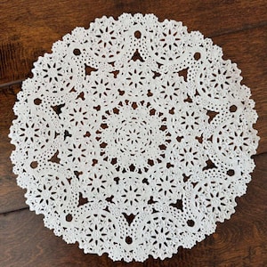 Sierlijke witte papieren kleedjes van 10 inch