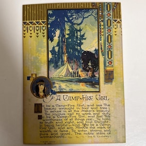 Könnte beinhalten: Weißer Keramikbecher mit schwarzem Henkel und dem Schriftzug "But First, Coffee" in handschriftlichem Stil. Der Becher fasst wahrscheinlich 325-440 ml, ideal für ein morgendliches Getränk.