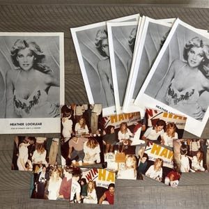 Puede incluir: Una colección de fotografías y materiales promocionales vintage en blanco y negro con Heather Locklear. Las imágenes incluyen retratos y fotos espontáneas, junto con materiales promocionales de la serie "Dinastía".