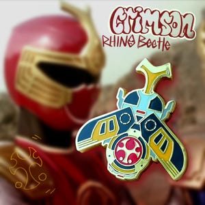 Könnte beinhalten: Ein Crimson Rhino Beetle Emaille-Pin. Der Pin zeigt ein stilisiertes Käferdesign mit blauen, gelben und roten Akzenten. Der Pin hat eine goldene Umrandung und den Text "Crimson Rhino Beetle" in Rot und Weiß.